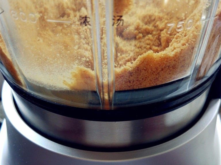 奶油木糠杯,用破壁机或料理机打成粉末状