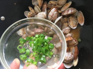 辣炒花蛤：让舌头欲罢不能的美味儿,放入少量的葱花