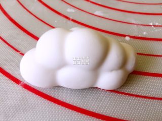 翻糖立体云朵,刷水一面朝下，包住堆成云朵形的翻糖球，收口整理整齐压在下方
