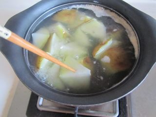 焦香土豆丸,土豆煮到用筷子很容易插进去后， 就土豆就煮熟了；