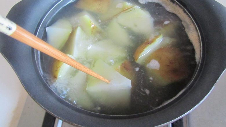 焦香土豆丸,土豆煮到用筷子很容易插进去后， 就土豆就煮熟了；