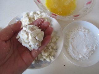 焦香土豆丸,将土豆丸依次放入淀粉、鸡蛋液和馒头丁滚一下， 让土豆丸都同样方法均匀的裹上馒头粒；