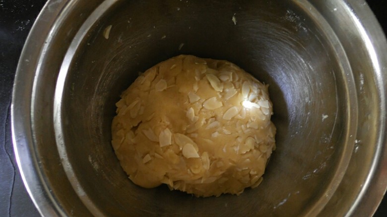中式点心杏仁酥,用手抓捏成团看不见干粉即可，不要使劲的揉面。然后送入冰箱冷藏25分钟