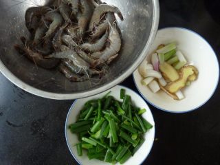 香葱干煸虾,各材料，小葱的白与绿的部份分开