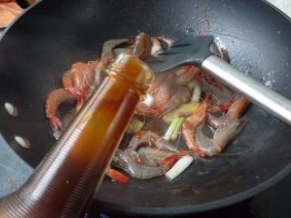 香葱干煸虾,爆炒至有点转色后，取鲍汁倒入