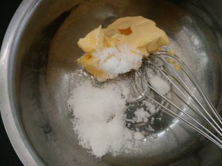 水果酸奶曲奇蛋挞,1.黄油室温软化加入糖 盐打发至发白 
