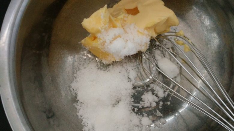 水果酸奶曲奇蛋挞,1.黄油室温软化加入糖 盐打发至发白 
