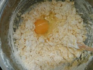 水果酸奶曲奇蛋挞,3.加入鸡蛋搅拌均匀 
