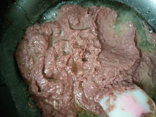 红豆酥,2.把豆沙从破壁机取出来
入不粘锅加入油和红糖炒干水份即可.冷藏2-3小时我一般都是炒完豆沙第二天再做）