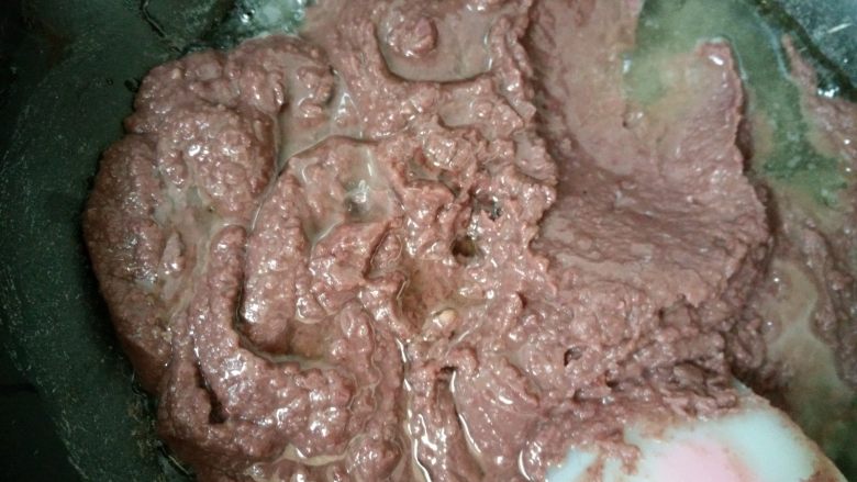 红豆酥,2.把豆沙从破壁机取出来
入不粘锅加入油和红糖炒干水份即可.冷藏2-3小时我一般都是炒完豆沙第二天再做）