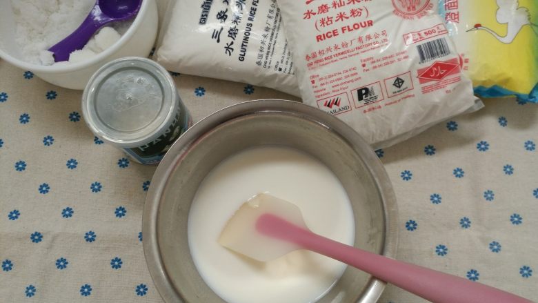 花朵冰皮月饼,1.将牛奶 油 糖粉 炼乳倒入容器中混合均匀
