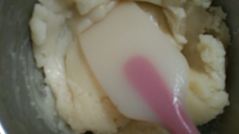 花朵冰皮月饼,6.蒸制好的面糊取出用刮刀拌至均匀，温热后用手揉至光滑
