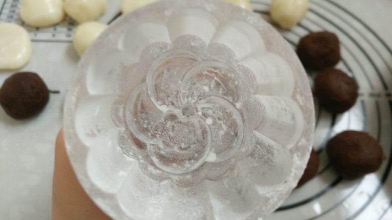 花朵冰皮月饼,9.月饼模具涂上炒好的糯米粉，涂好后轻拍掉多余的粉