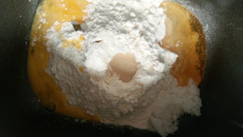 胡萝卜小餐包,2.将除黄油外所有材料入面包机（糖 盐对角放，酵母放面粉中间）揉至扩展阶段，即为可拉起较厚的薄膜