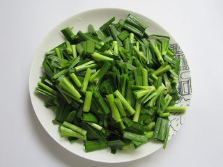 韭香螺蛳肉,韭菜切成3厘米左右的段儿
