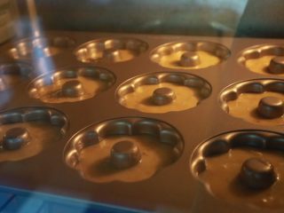 焦糖香蕉玛德琳花环,入烤箱，170度18分钟左右，如果是用的贝壳模具，就要适当延长时间