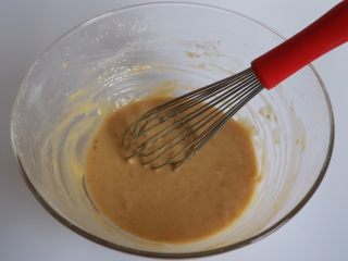 焦糖香蕉玛德琳花环,倒入焦化黄油的面糊混合成均匀细腻的面糊，盖上保鲜膜，然后冷藏一小时左右