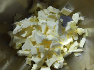 苹果布丁派,冷冻的黄油提前10分钟取出，切丁