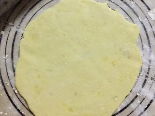 苹果布丁派,取出冷藏的面团，在硅胶垫上撒上一层低粉，把面团擀圆擀薄