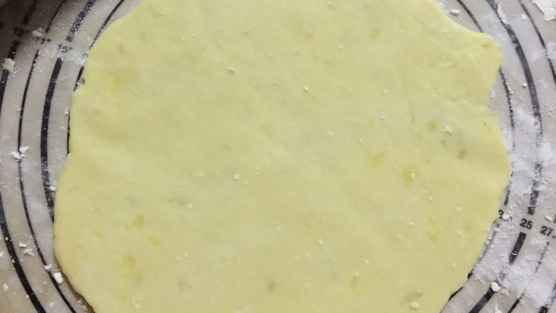 苹果布丁派,取出冷藏的面团，在硅胶垫上撒上一层低粉，把面团擀圆擀薄