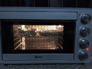 苹果布丁派,放入预热好的烤箱中层，170度烤30分钟以上，拿掉豆子后继续烤5分钟