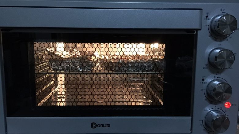 苹果布丁派,放入预热好的烤箱中层，170度烤30分钟以上，拿掉豆子后继续烤5分钟