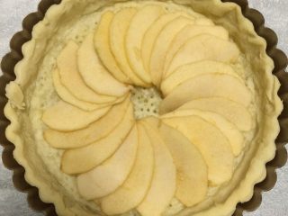 苹果布丁派,取出烤好的派皮后，在上面铺上苹果片