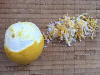 猫爪蛋糕,半个柠檬的皮切成丝，用砂糖腌制1-2小时，皮里面白色的部分尽量不要，会有点苦