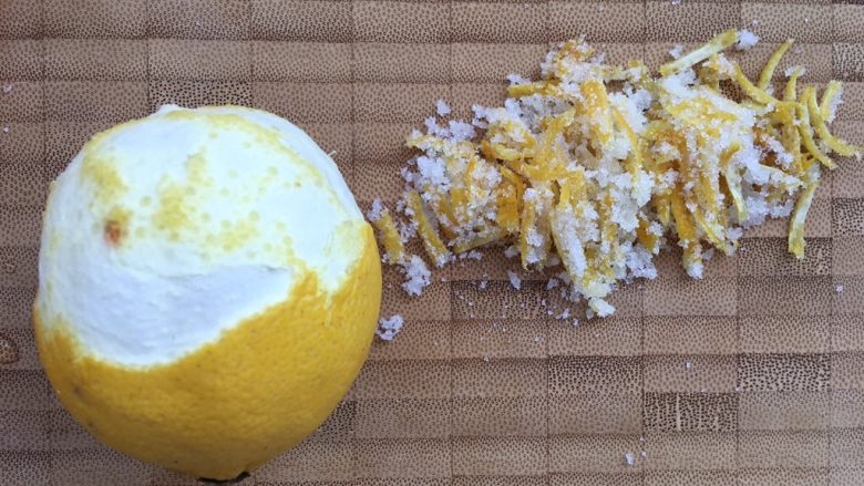 猫爪蛋糕,半个柠檬的皮切成丝，用砂糖腌制1-2小时，皮里面白色的部分尽量不要，会有点苦