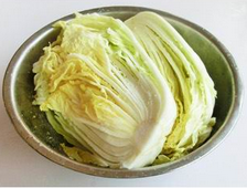 #美食拔草大作战#+韩国泡菜,白菜去根，除外面的老叶子，洗净，横切开
