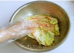 #美食拔草大作战#+韩国泡菜,带上手套，将辣椒糊均匀的抹在白菜上，每一片都要抹匀