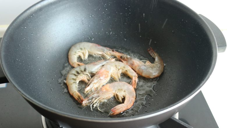 避风塘炒虾,锅内放油，下入虾开始煎。