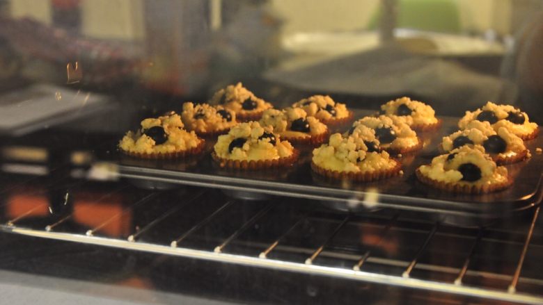 蓝莓爆浆麦芬,烤箱提前预热180度，上下火，中层，烤18-20分钟左右。
