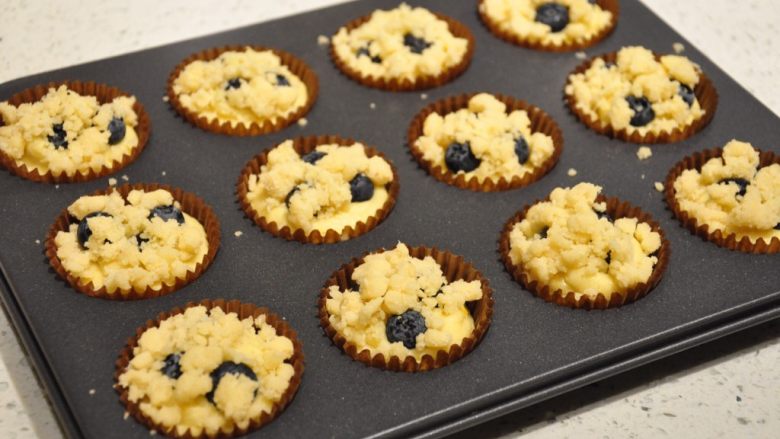 蓝莓爆浆麦芬,将之前做好的金宝酥粒均匀的洒在表面。