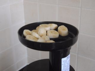 香蕉酸奶芒果夹心雪糕, 放在原汁机的进料口内，用的是果泥杯