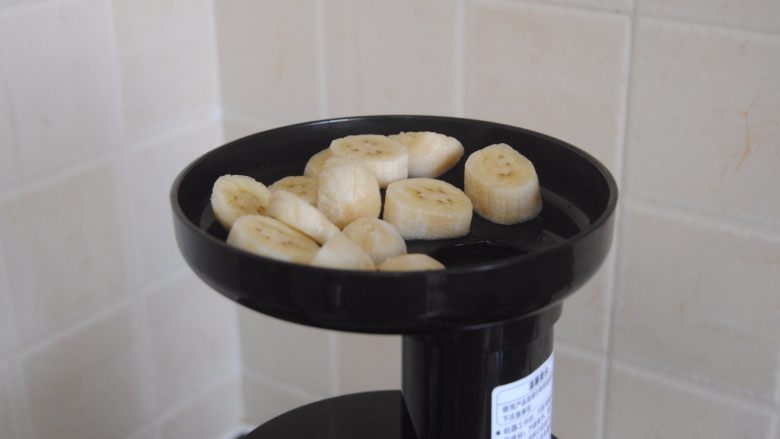香蕉酸奶芒果夹心雪糕, 放在原汁机的进料口内，用的是果泥杯