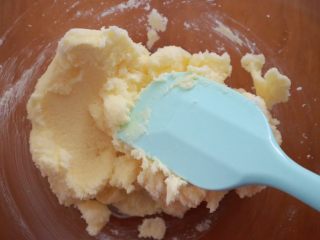 干果磅蛋糕,然后用刮刀压拌均匀，这样可以防止打发的时候细砂糖飞溅