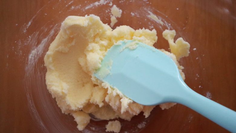 干果磅蛋糕,然后用刮刀压拌均匀，这样可以防止打发的时候细砂糖飞溅