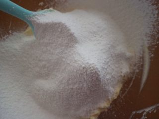 干果磅蛋糕,接下来过筛加入低筋面粉