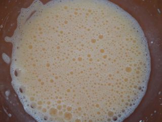 干果磅蛋糕,用打蛋器将蛋液打发起泡，这样可以更好的融入黄油，降低水油分离