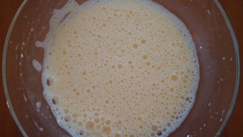 干果磅蛋糕,用打蛋器将蛋液打发起泡，这样可以更好的融入黄油，降低水油分离