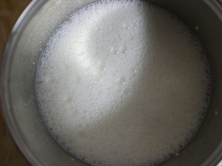 香蕉草莓奶昔,先将一半的牛奶倒入容器内！然后加入酸奶菌粉彻底搅拌均匀