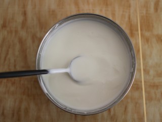 香蕉草莓奶昔,做好的酸奶加入适量的糖粉混合均匀，然后送入冰箱冷藏！