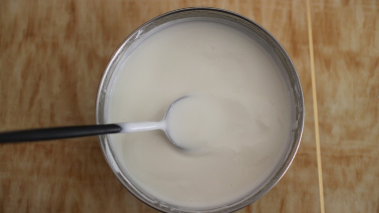 香蕉草莓奶昔,做好的酸奶加入适量的糖粉混合均匀，然后送入冰箱冷藏！