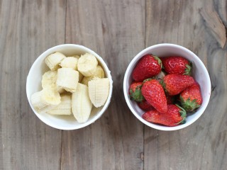 香蕉草莓奶昔,香蕉切断，草莓洗净备用