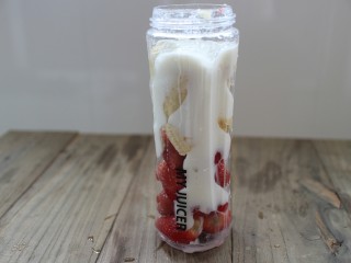 香蕉草莓奶昔,将香蕉草莓和酸奶一起倒入料理机