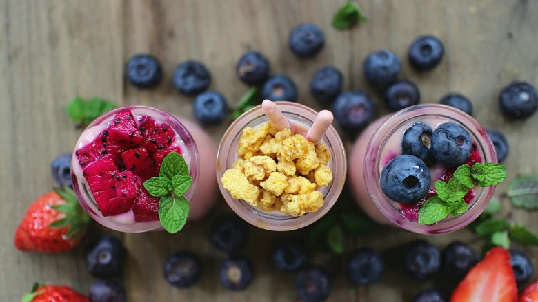 香蕉草莓奶昔,打好的酸奶装进小瓶子里，可以在上面用水果在做点简单的小装饰！