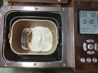 红糖花朵馒头,然后加入面粉，红糖，放入东菱1352E-3C面包机中使用和面程度揉面10分钟。