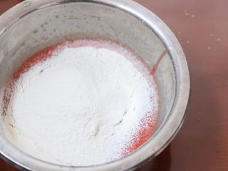 红丝绒马斯卡彭奶油卷,5.筛入低粉搅拌均匀，不要过度搅拌以免出筋