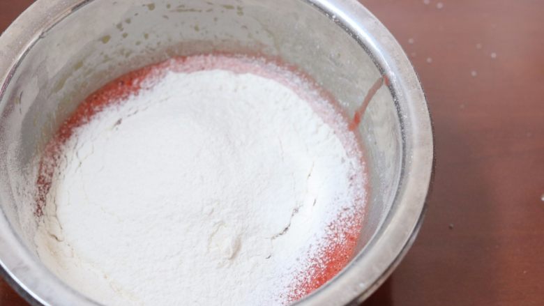 红丝绒马斯卡彭奶油卷,5.筛入低粉搅拌均匀，不要过度搅拌以免出筋